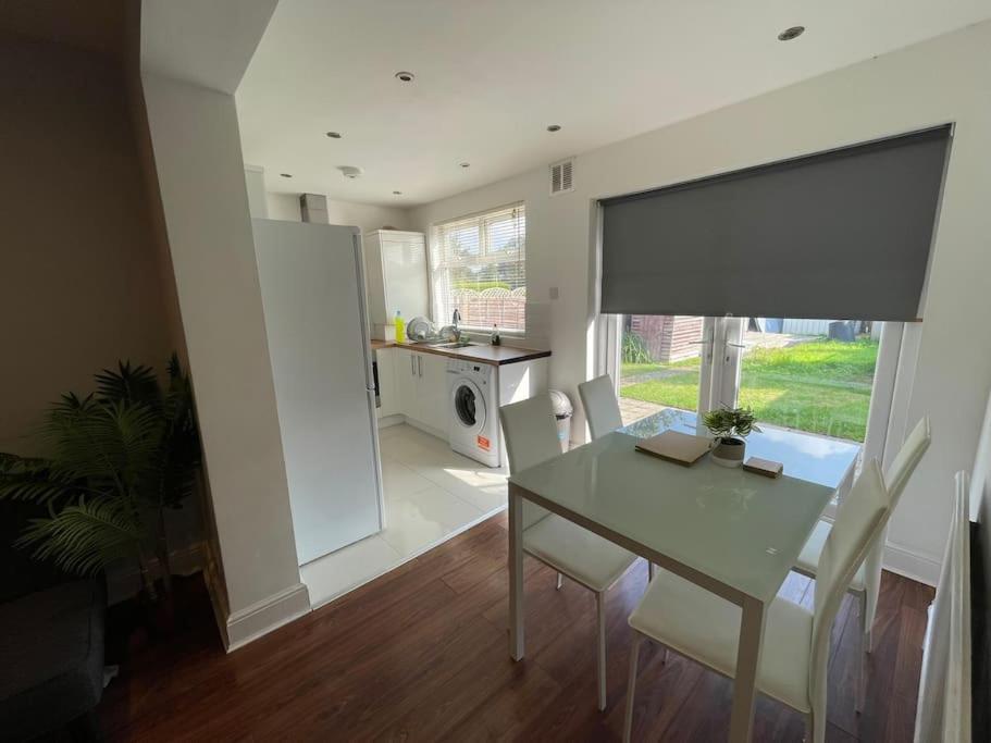 Entire Ground Floor Apartment In Watford Watford  Exteriér fotografie